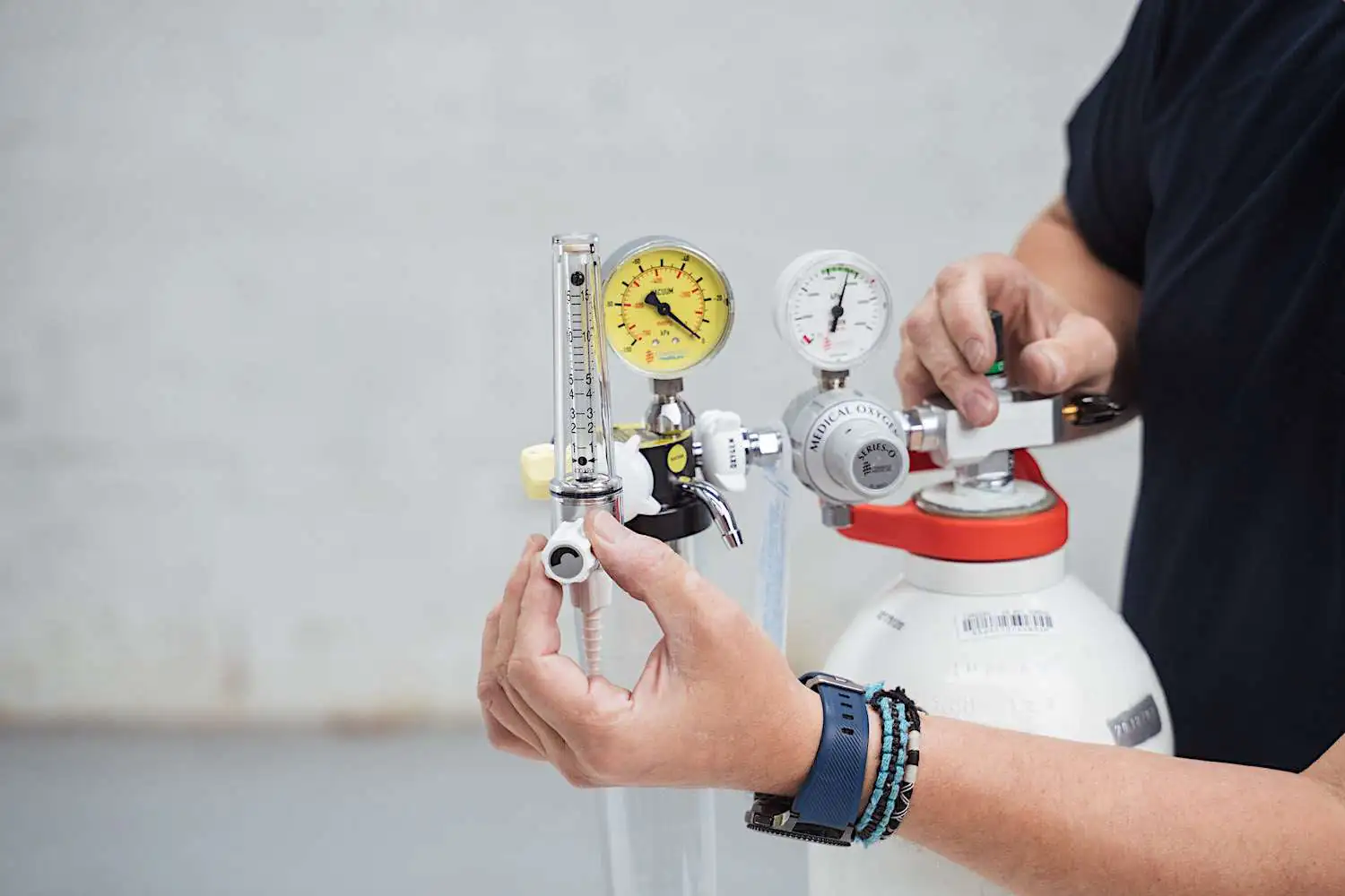 Oxygen outlet tank levels
